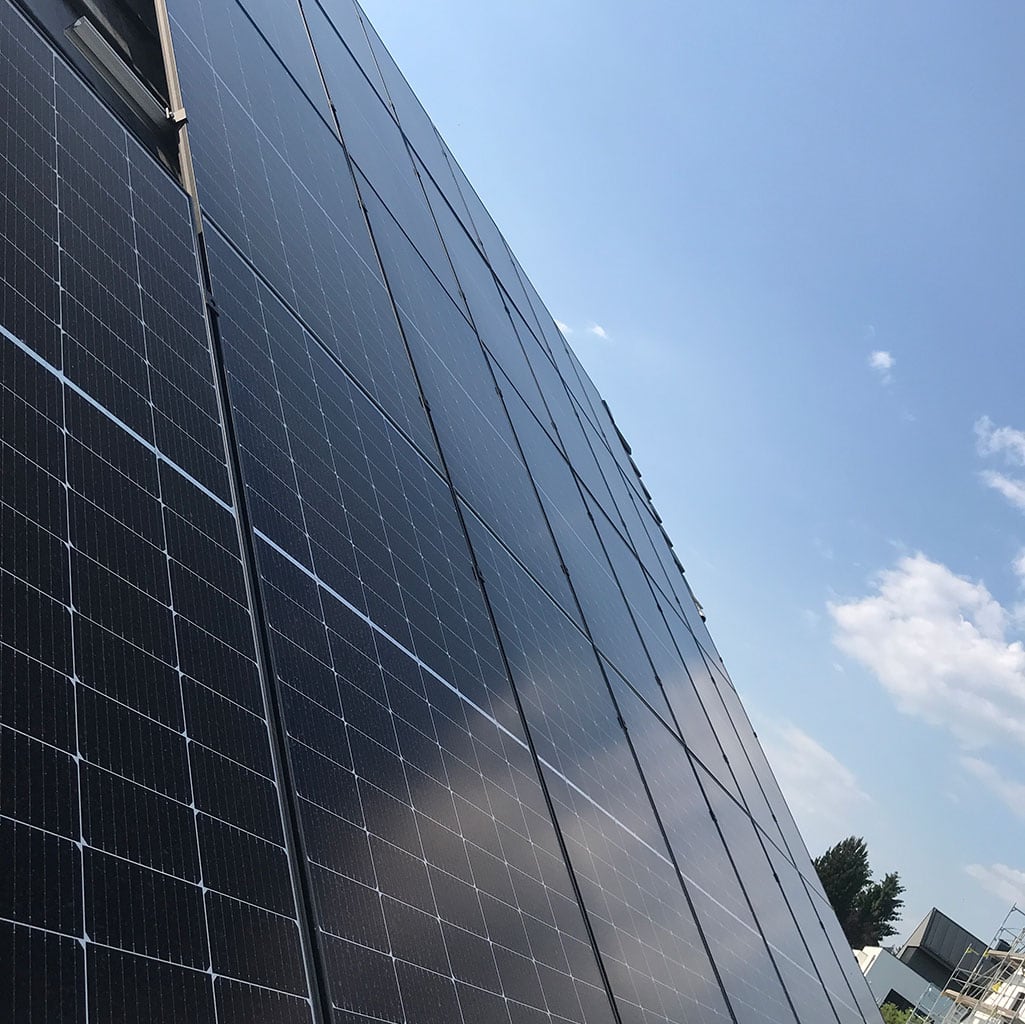 Grosse flaeche solarpanels himmel im hintergrund