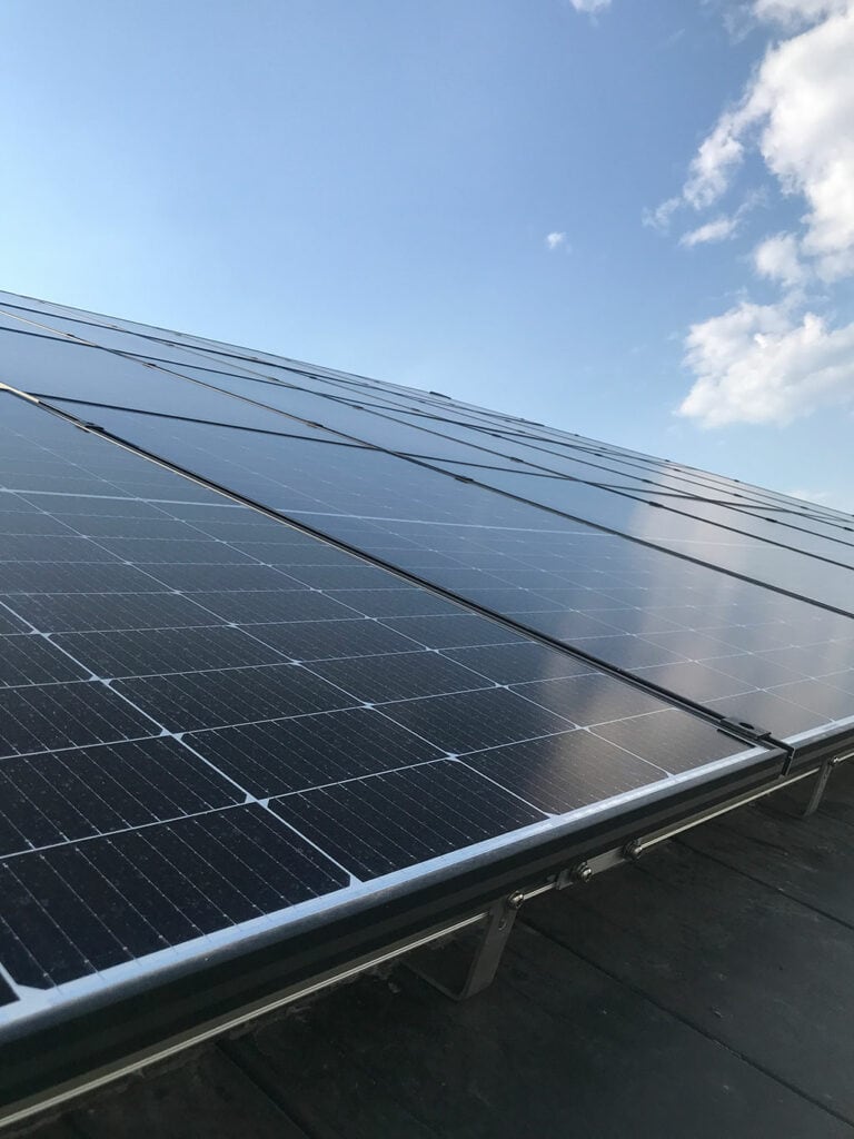 Große flaeche solarpanels himmel und wolken im hintergrund