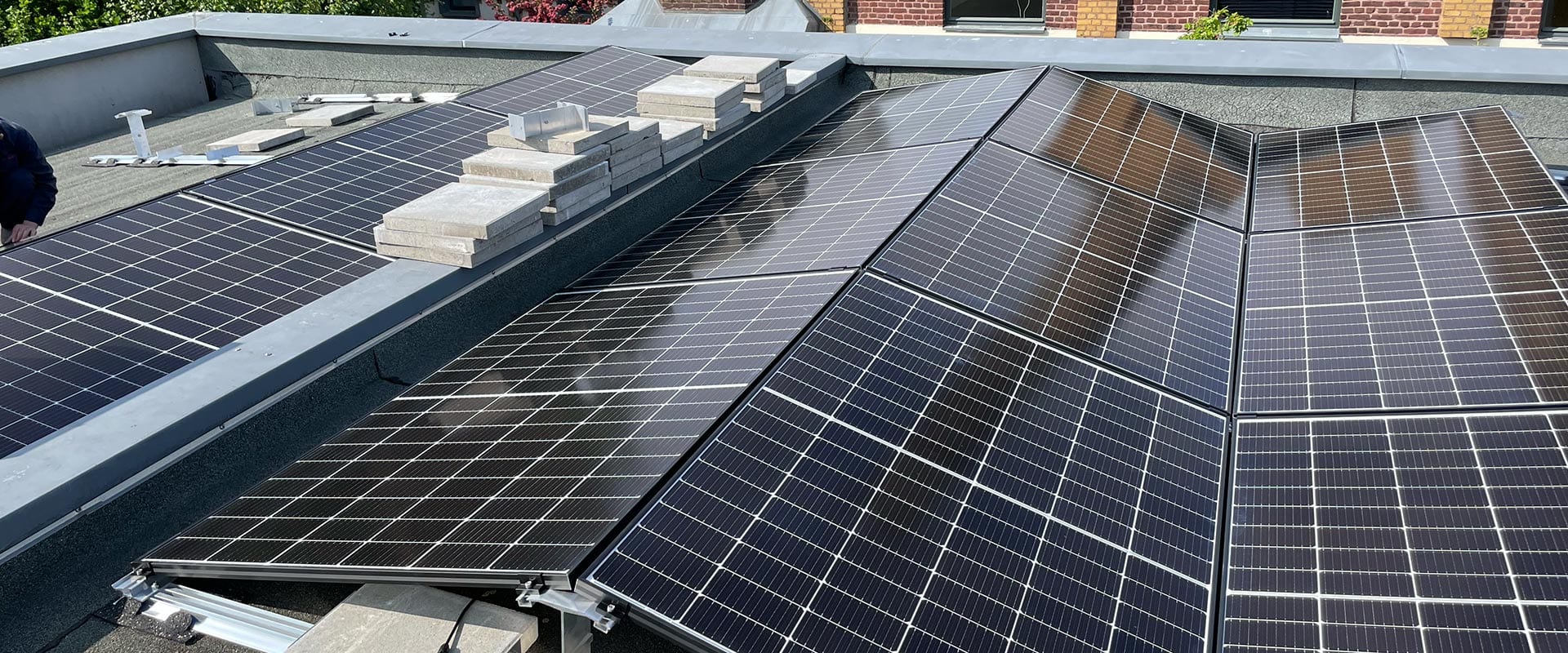 Solarpanels aufeinem flachdach